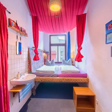 Lollis Hostel *