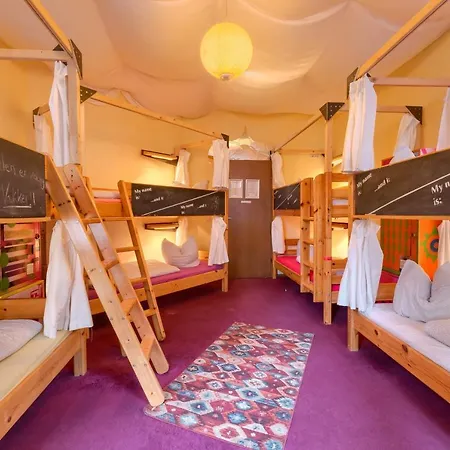Lollis Hostel *
