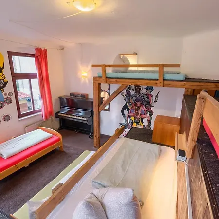 Lollis Hostel *