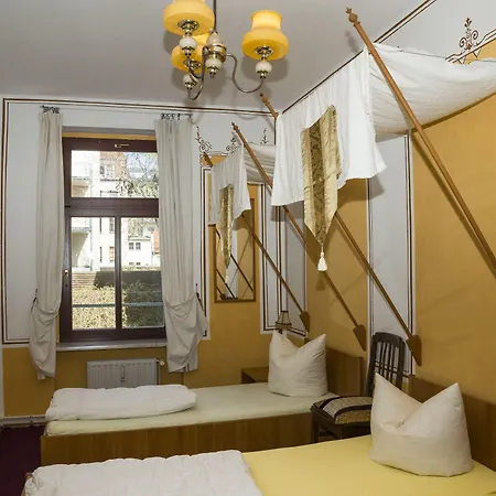 Lollis Hostel *