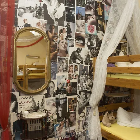 Lollis Hostel *